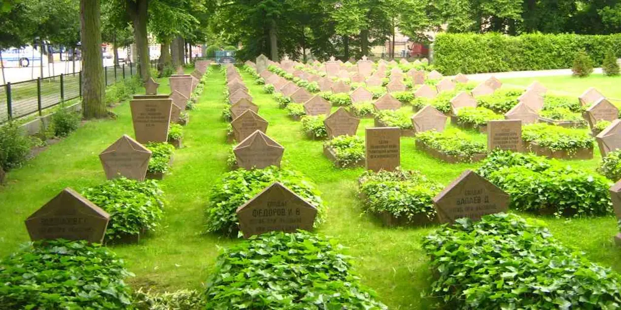 Sowjetischer Ehrenfriedhof 630x1260